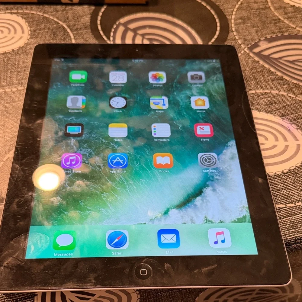 Apple iPad with silver 16gb